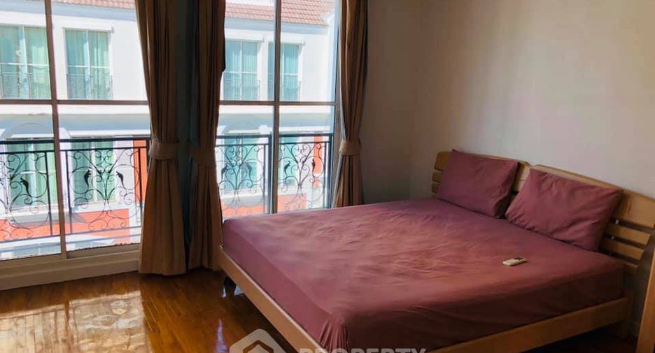 For rent 4 bedrooms townhouse in Watthana, Bangkok