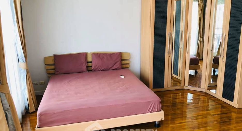 For rent 4 bedrooms townhouse in Watthana, Bangkok