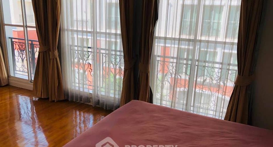 For rent 4 bedrooms townhouse in Watthana, Bangkok
