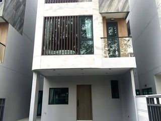 For rent 2 bedrooms house in Huai Khwang, Bangkok
