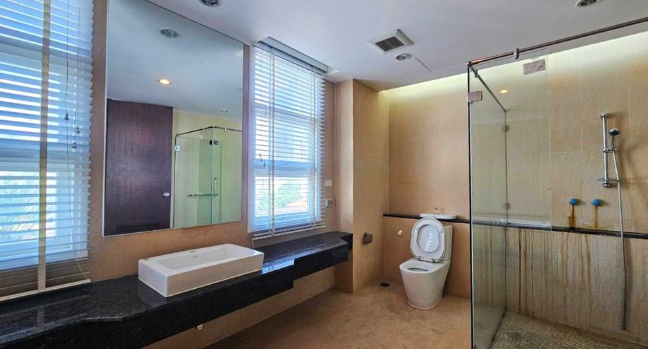 Condo en alquiler de 3 habitaciones en Watthana, Bangkok