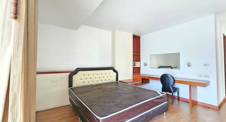 Condo en alquiler de 3 habitaciones en Watthana, Bangkok
