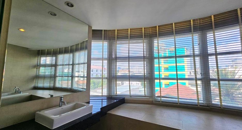Condo en alquiler de 3 habitaciones en Watthana, Bangkok