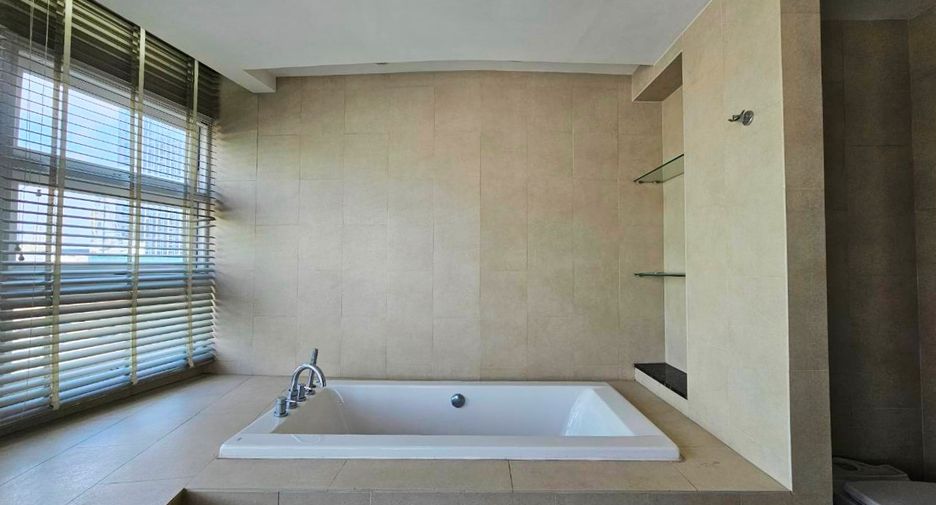 Condo en alquiler de 3 habitaciones en Watthana, Bangkok