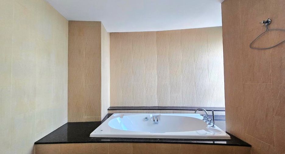Condo en alquiler de 3 habitaciones en Watthana, Bangkok