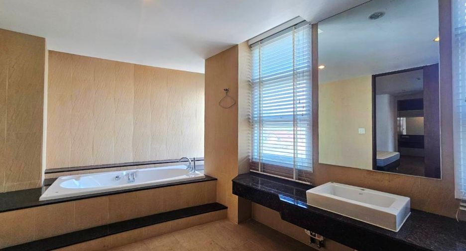 Condo en alquiler de 3 habitaciones en Watthana, Bangkok