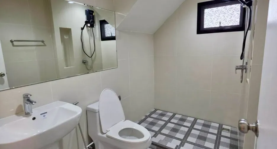 Haus zur Miete mit 3 Zimmer in Bang Lamung, Chonburi