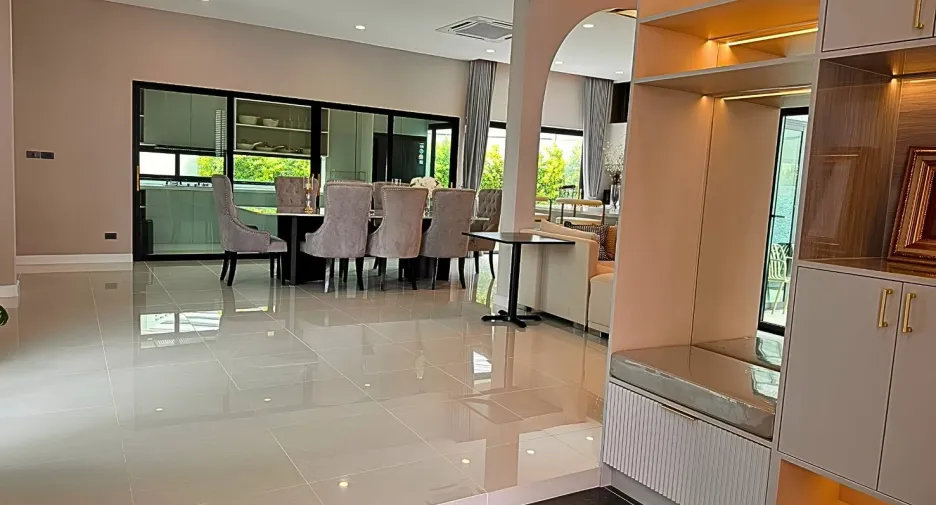 For rent 5 bedrooms villa in Huay Yai, Pattaya