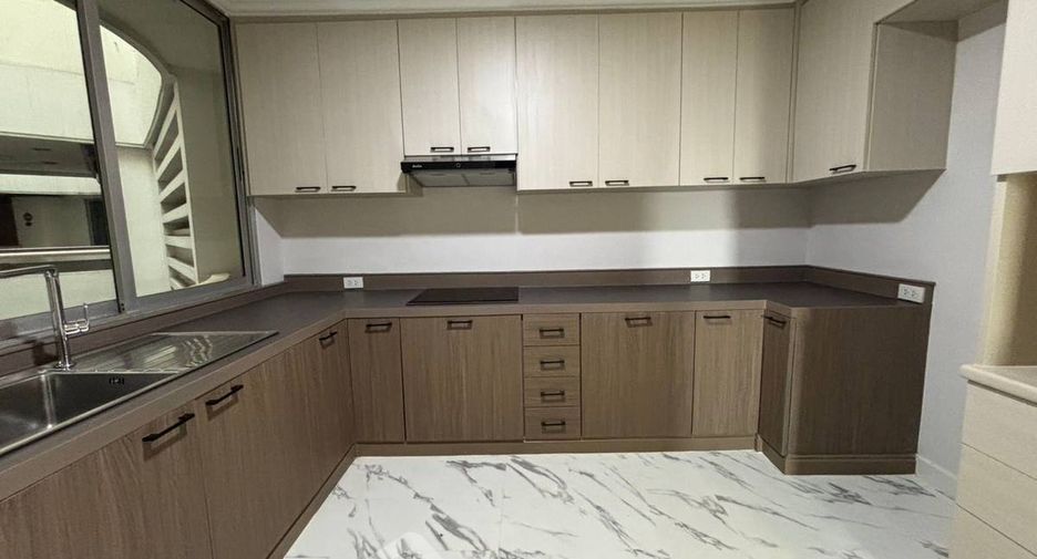For rent 3 bedrooms condo in Bang Phlat, Bangkok