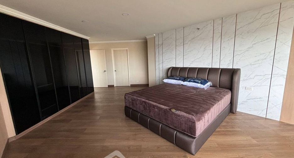 For rent 3 bedrooms condo in Bang Phlat, Bangkok