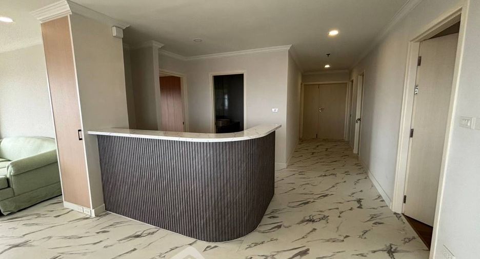 For rent 3 bedrooms condo in Bang Phlat, Bangkok
