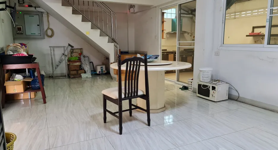 À louer 8 chambres local commercial à Bang Kapi, Bangkok