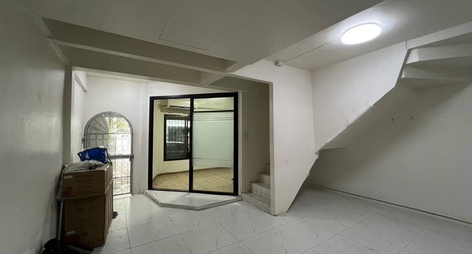 For rent 2 bedrooms townhouse in Watthana, Bangkok