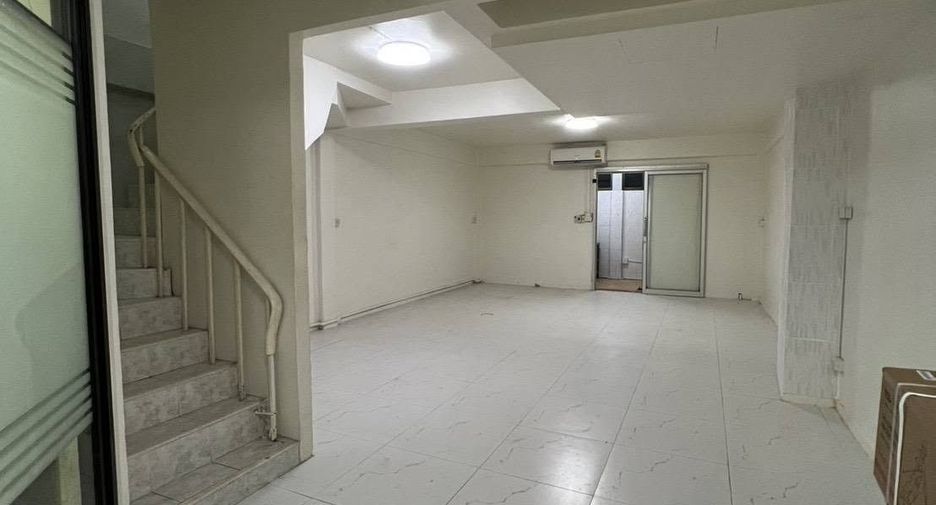 For rent 2 bedrooms townhouse in Watthana, Bangkok
