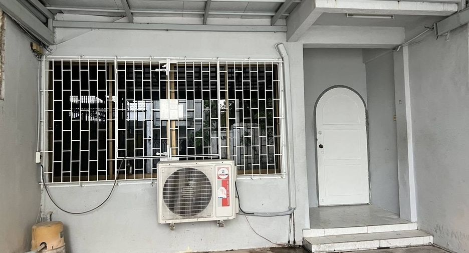 For rent 2 bedrooms townhouse in Watthana, Bangkok