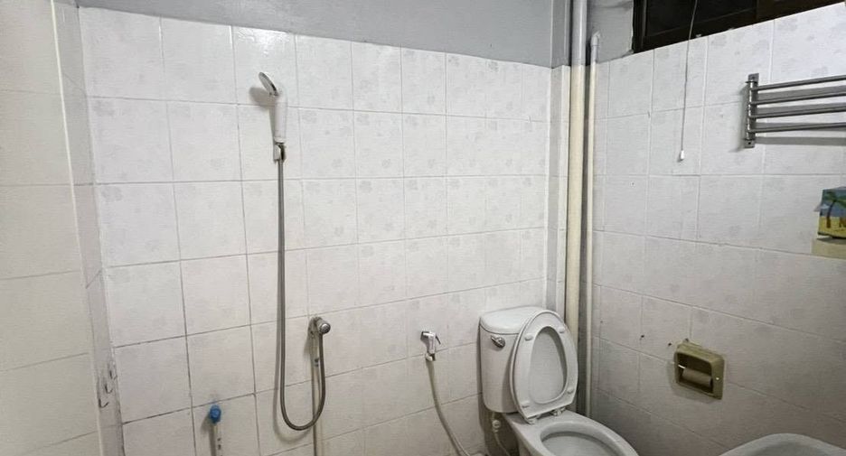 For rent 2 bedrooms townhouse in Watthana, Bangkok