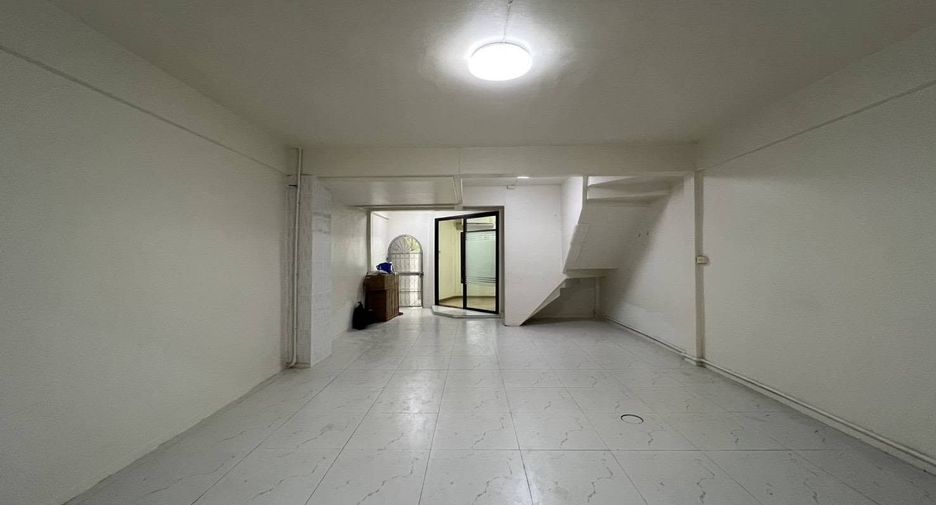 For rent 2 bedrooms townhouse in Watthana, Bangkok