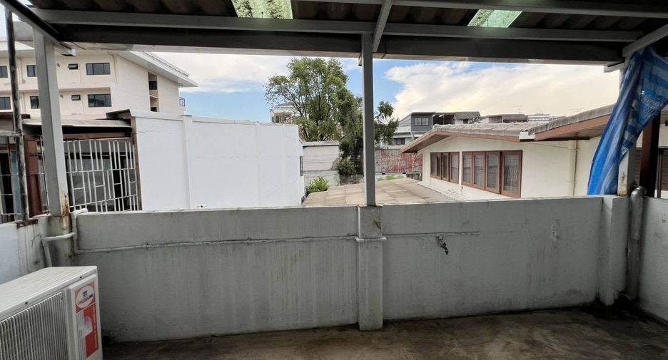 For rent 2 bedrooms townhouse in Watthana, Bangkok