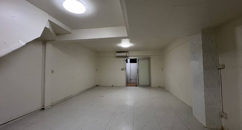 For rent 2 bedrooms townhouse in Watthana, Bangkok