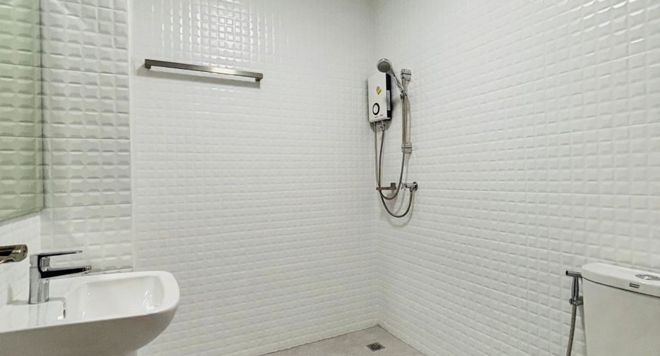 For rent 2 bedrooms retail Space in Mueang Chiang Mai, Chiang Mai