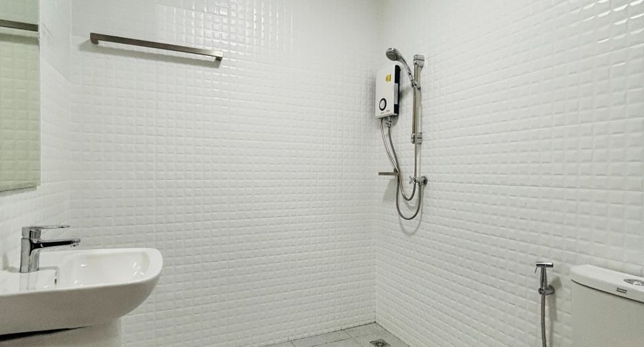 For rent 2 bedrooms retail Space in Mueang Chiang Mai, Chiang Mai