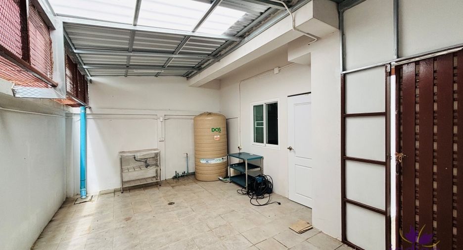 For rent 2 bedrooms retail Space in Mueang Chiang Mai, Chiang Mai