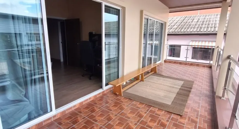 Haus zum Kauf mit 8 Zimmer in Lat Phrao, Bangkok