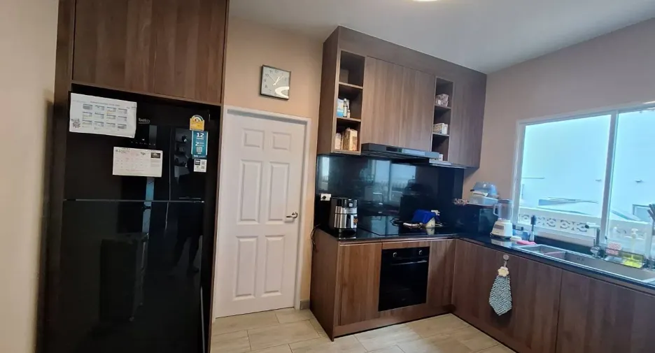 Haus zum Kauf mit 8 Zimmer in Lat Phrao, Bangkok
