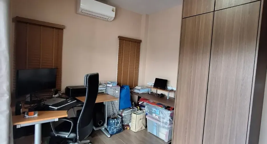 Haus zum Kauf mit 8 Zimmer in Lat Phrao, Bangkok