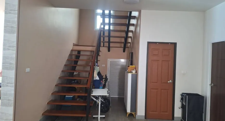 Haus zum Kauf mit 8 Zimmer in Lat Phrao, Bangkok