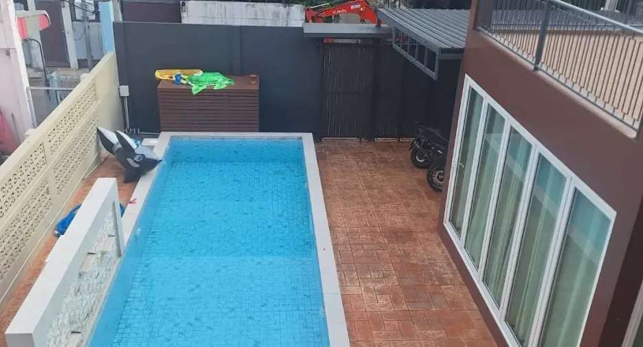 Haus zum Kauf mit 8 Zimmer in Lat Phrao, Bangkok