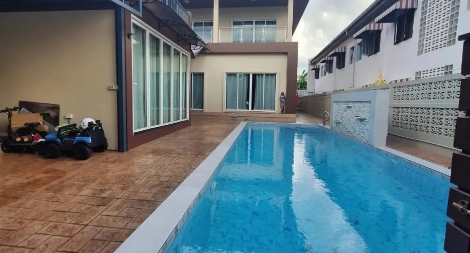 Haus zum Kauf mit 8 Zimmer in Lat Phrao, Bangkok