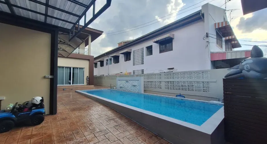 Haus zum Kauf mit 8 Zimmer in Lat Phrao, Bangkok