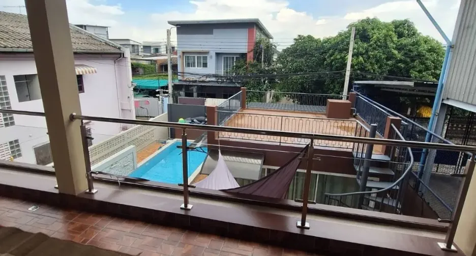 Haus zum Kauf mit 8 Zimmer in Lat Phrao, Bangkok