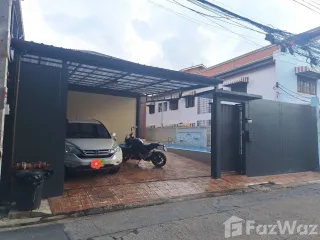 Haus zum Kauf mit 8 Zimmer in Lat Phrao, Bangkok
