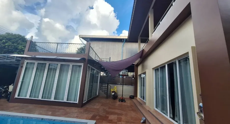 Haus zum Kauf mit 8 Zimmer in Lat Phrao, Bangkok