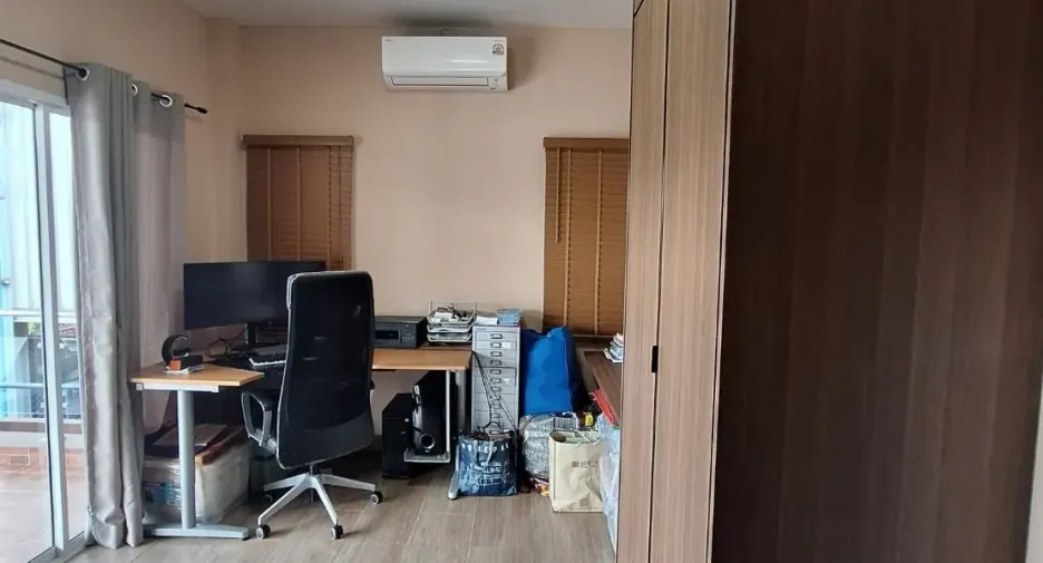 Haus zum Kauf mit 8 Zimmer in Lat Phrao, Bangkok