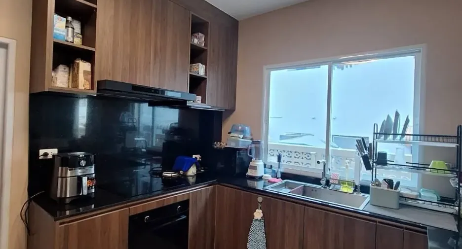 Haus zum Kauf mit 8 Zimmer in Lat Phrao, Bangkok