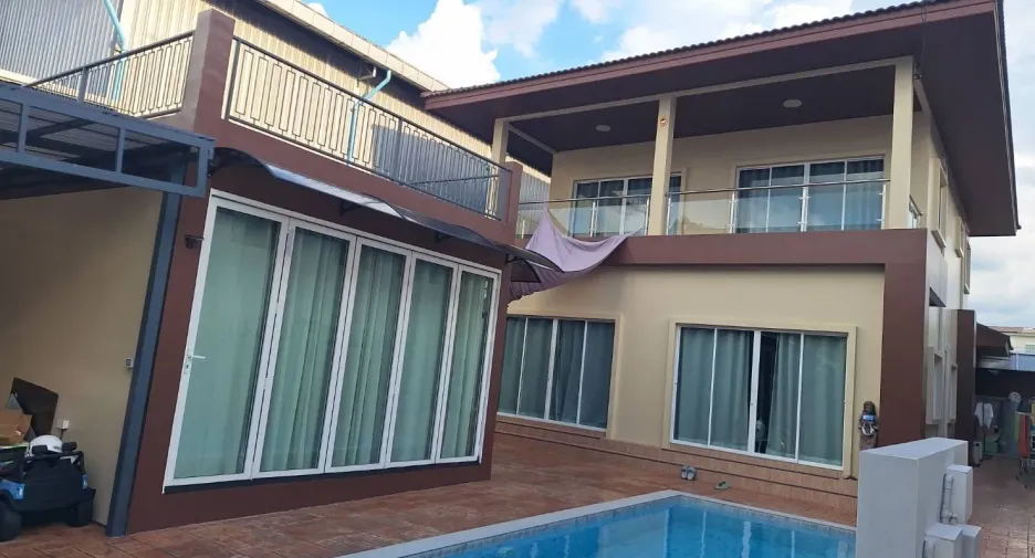 Haus zum Kauf mit 8 Zimmer in Lat Phrao, Bangkok