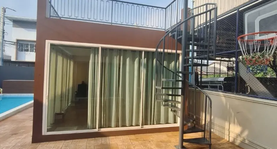 Haus zum Kauf mit 8 Zimmer in Lat Phrao, Bangkok