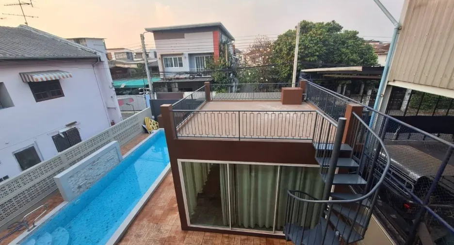 Haus zum Kauf mit 8 Zimmer in Lat Phrao, Bangkok