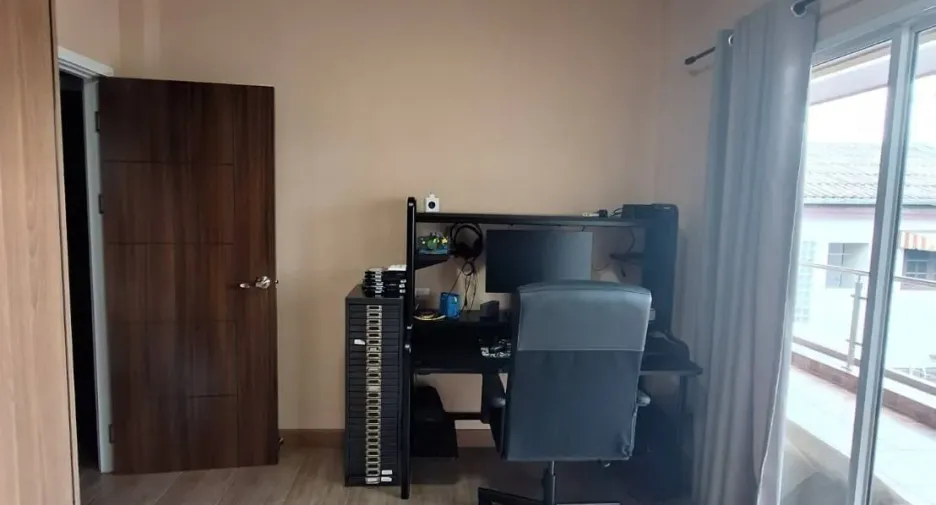 Haus zum Kauf mit 8 Zimmer in Lat Phrao, Bangkok
