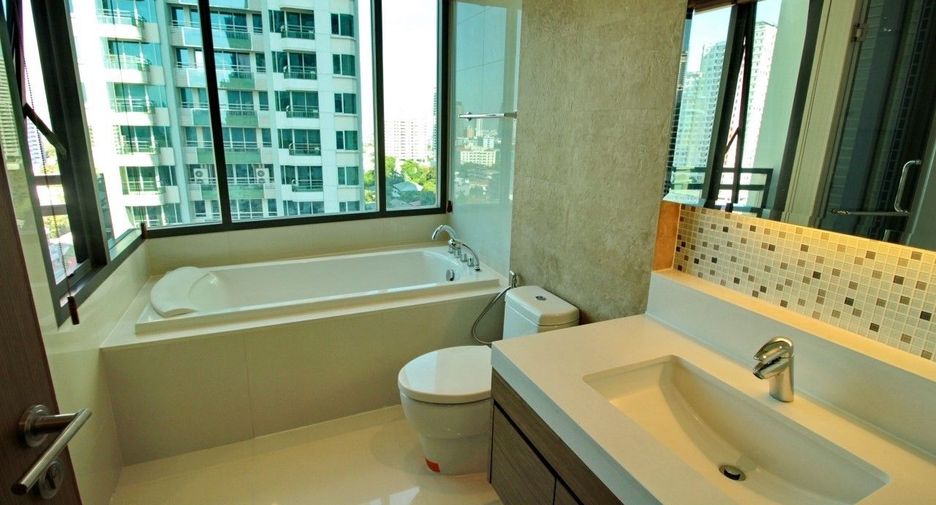 For rent 2 bedrooms condo in Khlong Toei, Bangkok