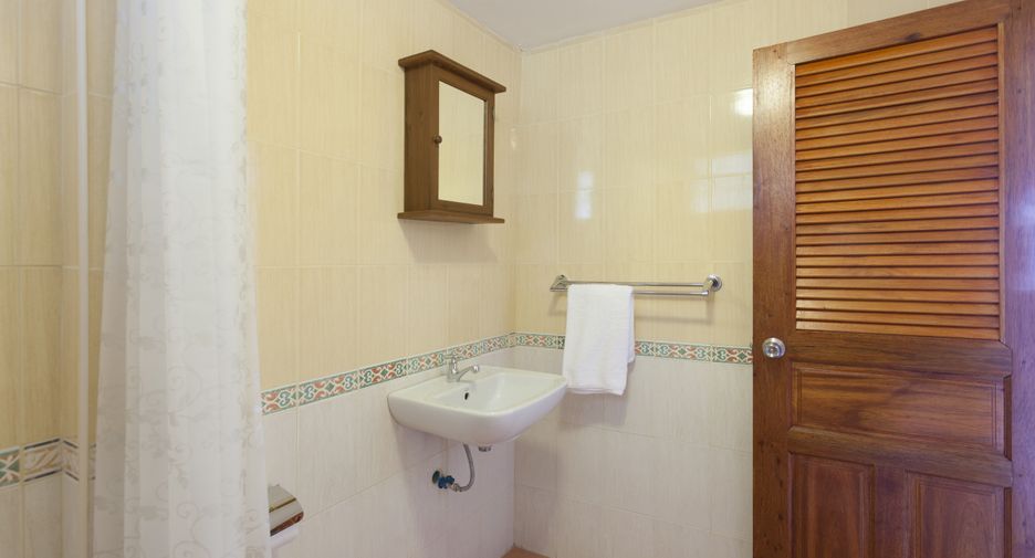 For sale 4 bedrooms townhouse in Mueang Chiang Mai, Chiang Mai