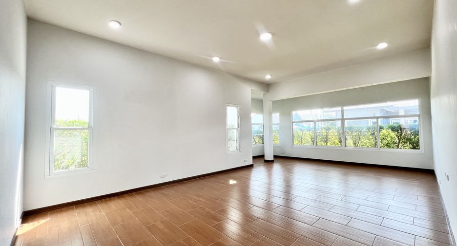 For sale 4 bedrooms house in Mueang Lamphun, Lamphun