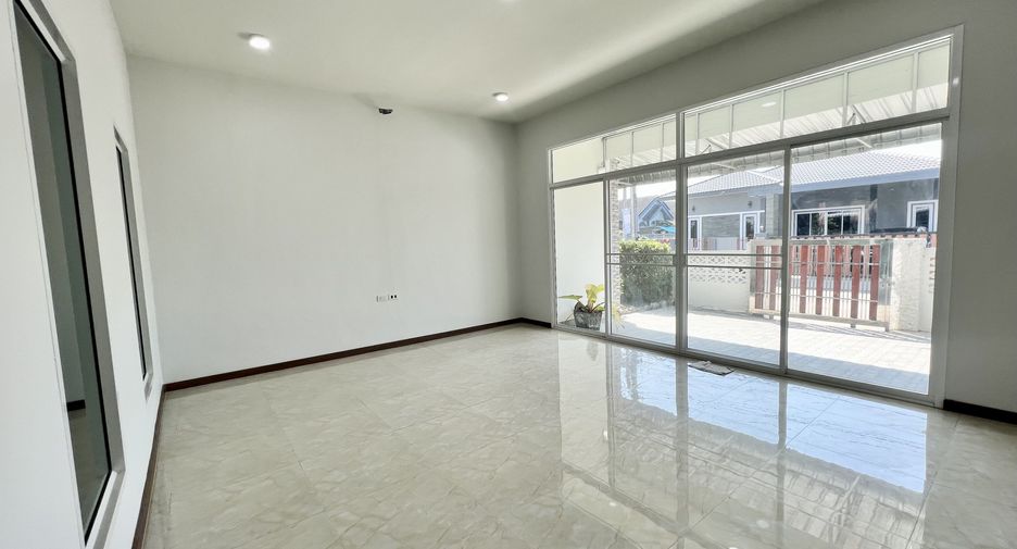 For sale 4 bedrooms house in Mueang Lamphun, Lamphun