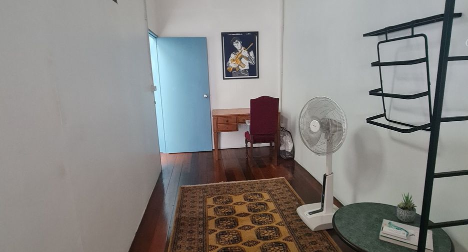 For rent 2 bedrooms townhouse in Huai Khwang, Bangkok