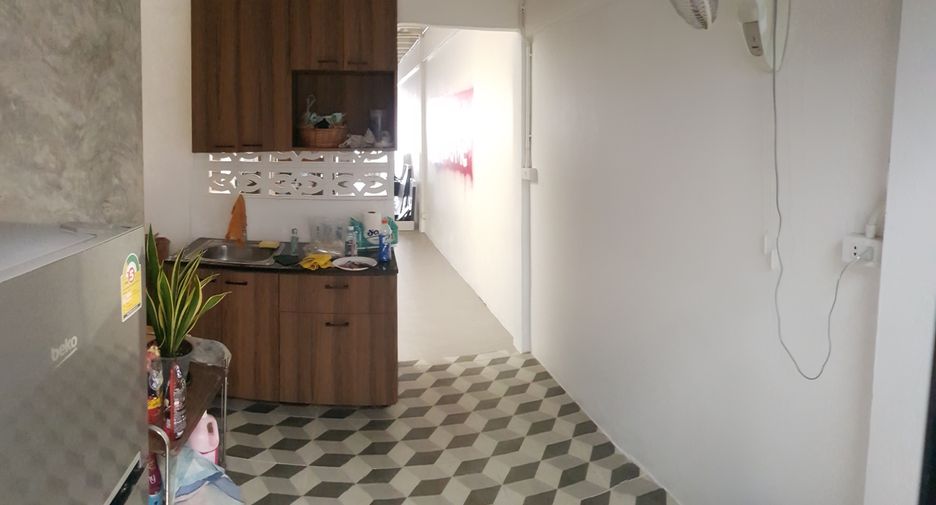 For rent 2 bedrooms townhouse in Huai Khwang, Bangkok
