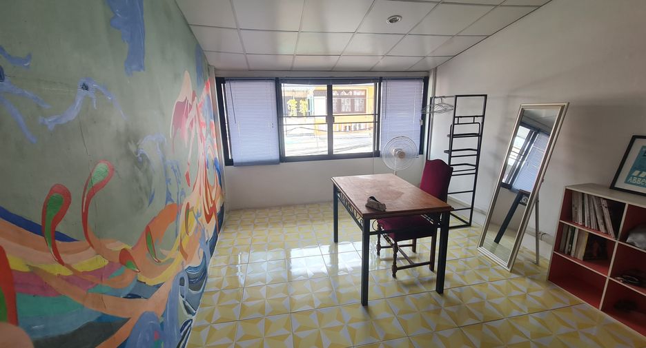 For rent 2 bedrooms townhouse in Huai Khwang, Bangkok