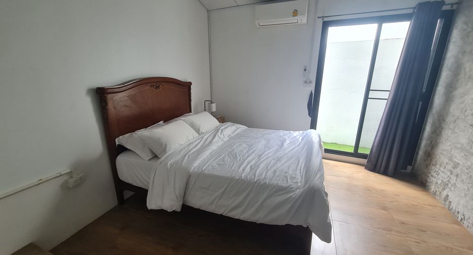 For rent 2 bedrooms townhouse in Huai Khwang, Bangkok